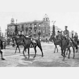 帝都の焼け跡を巡視する摂政宮殿下（日本橋を渡る。背景のビルは日本橋北詰めの帝国製麻ビル）／（Ｃ）共同通信社