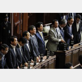 すべては「2015年体制」からだ（衆院本会議、安全保障関連法案を与党の賛成多数で可決、起立する安倍首相ら閣僚＝2015年当時）／（Ｃ）日刊ゲンダイ