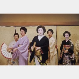 花柳界で初めて「旭日双光章　芸術文化功労」を受章した赤坂育子さん（中央）／（提供写真）