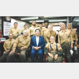 前列中央が市川社長、その右隣が在りし日の平久守さん（提供写真）