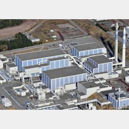 巨大地震後も再稼働を目指すのか（北陸電力志賀原発。手前から1号機、2号機）／（Ｃ）共同通信社