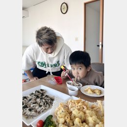 大晦日は息子と年越しそばを堪能（本人提供）