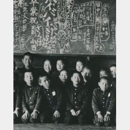 小学6年生（真ん中の列中央＝提供写真）