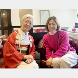 仲良し親子（娘の麻貴さん＝右）／（Ｃ）日刊ゲンダイ