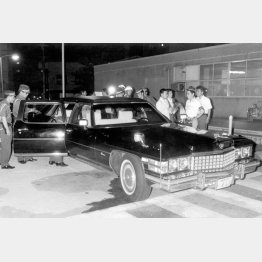 大阪戦争（狙撃された暴力団・山口組の田岡一雄組長を関西労災病院に運んだキャデラック＝1978〈昭和53〉年7月11日）　／（Ｃ）共同通信社