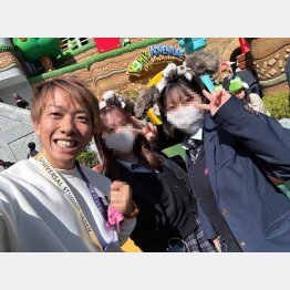 街ゆくファンとパシャリ（本人提供）