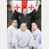 騎馬の上で故郷ジョージアの国旗を掲げる（大関昇進時）／（Ｃ）日刊ゲンダイ