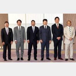 監督会議に出席した阿部監督（左3）は「全力疾走」の公約？（Ｃ）ＪＭＰＡ