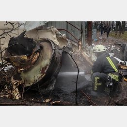 戦争をこれ以上長引かせる意味はあるのか（ウクライナ東部ハルキウ、当局が北朝鮮供与のものと主張するミサイルの消火活動をする消防士＝2日）／（Ｃ）ロイター＝共同