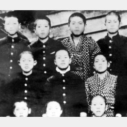 15歳ごろの田中角栄。二田尋常高等小学校高等科2年卒業当時（中列左から2人目、1933年=昭和8年、新潟県刈羽郡二田村、後に西山町）／（Ｃ）共同通信社