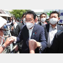 コロナ禍での街頭演説に訪れ、有権者とグータッチをする岸田首相（2022年参院選）／（Ｃ）日刊ゲンダイ