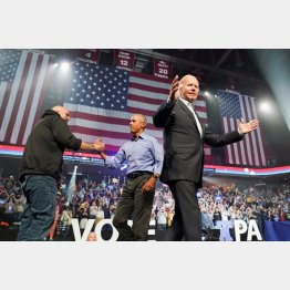 米大統領選のように日本では、一同が介し政策や意見を述べ合う本当の意味の立会演説会は行われていない（2022年米大統領選中間選挙での民主党。バイデン大統領〈右手前〉と奥がオバマ元大統領）／（Ｃ）ロイター