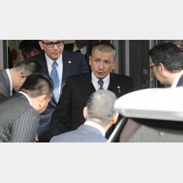 絆会の織田絆成会長（中央）／（Ｃ）日刊ゲンダイ