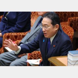 まやかしの株価上昇をつくり、国民から腐敗や不正を覆い隠す（国会で笑顔の岸田首相）／（Ｃ）日刊ゲンダイ