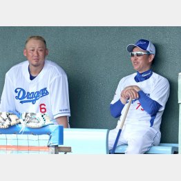 談笑する中田（左 ）と立浪監督（Ｃ）日刊ゲンダイ