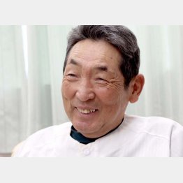 柔和な表情で語る持丸監督（Ｃ）日刊ゲンダイ