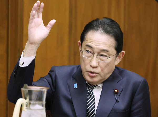 政倫審はさながら疑惑議員の弁明場（呼ばれてもいないのに自ら衆院政倫審に出席した岸田首相＝代表撮影）