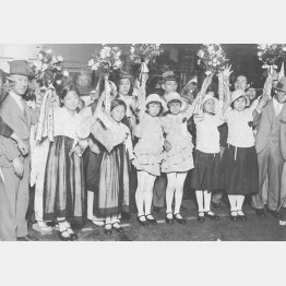 戦前の日朝関係を表す一葉。満州国から少女使節として日満鮮各2人ずつ6人の代表が東京駅着。左から朝鮮、日本、満州の代表少女たち＝1932（昭和7）年6月23日（日本電報通信社撮影）