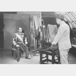 勲一等瑞宝章を受章し記念写真に納まる陸軍新教育総監の林銑十郎大将＝1932＝昭和7年6月13日、東京・日比谷の大武写真館（日本電報通信社撮影）