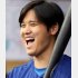 25日試合前、ベンチで笑顔の大谷（Ｃ）ロイター／USA TODAY Sports