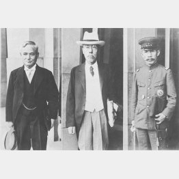 満州国承認問題に関する枢密院の審査委員会に出席する（右から）荒木貞夫陸相、委員長の平沼騏一郎枢密院副議長、内田康哉外相（1932＝昭和7＝年9月11日、日本電報通信社撮影）
