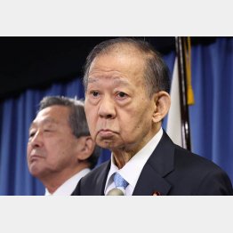 26日、記者会見で次期衆院選に不出馬を表明する自民党の二階俊博元幹事長（Ｃ）日刊ゲンダイ