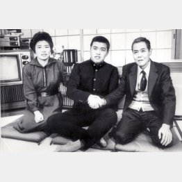 ドラフト当時の岡田彰布氏と両親（Ｃ）日刊ゲンダイ