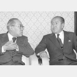 日米関係にかげりを生んでいる防衛、自動車問題を訪米前の伊東正義外相（左）と協議する鈴木善幸首相（1981＝昭和56＝年3月20日、首相官邸）／（Ｃ）共同通信社