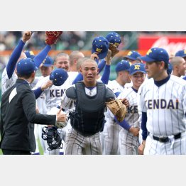 プロ注目の健大高崎の箱山主将（中央）は東京出身（右は青柳監督）／（Ｃ）日刊ゲンダイ