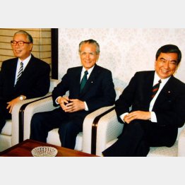 村山連立政権での3党首会談。右から効能陽平外相、村山富市首相、武村正義蔵相（1994＝平成6＝年8月7日）／（Ｃ）日刊ゲンダイ
