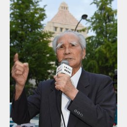 「戦争法案」を葬ろう集会でマイクを握る村山元首相（2015年7月）／（Ｃ）日刊ゲンダイ