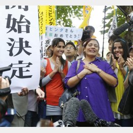 再審開始が決定し胸をなで下ろすゴビンダさんの家族ら（Ｃ）共同通信社
