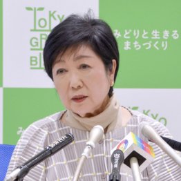 12日午後、定例記者会見で質問に答える東京都の小池百合子知事（Ｃ）共同通信社
