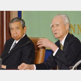 安倍首相が夏に発表する戦後70年談話について意見を述べた、村山富市元首相（右）と河野洋平元衆院議長（2015＝平成27＝年6月9日、東京・内幸町の日本記者クラブ）／（Ｃ）共同通信社
