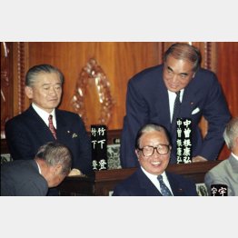 中曽根元首相（右奥）、竹下元首相（左奥）、右手前は宇野前首相（1991＝平成3＝年5月8日、衆院本会議）／（Ｃ）共同羽通信社