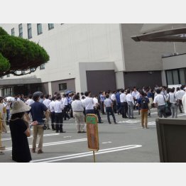 傍聴券を求めて行列が＝山口地裁（提供）筆者 