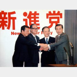 1994年12月8日新進党初代党首選挙。大差で海部俊樹に決定（左から小沢一郎、米沢隆、海部俊樹、羽田孜）／（Ｃ）日刊ゲンダイ