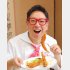 「お座敷洋食入舟」の海老フライと料理芸人クック井上。さん（Ｃ）日刊ゲンダイ