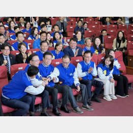 圧勝に沸く最大野党「共に民主党」　（佐藤大介氏提供）