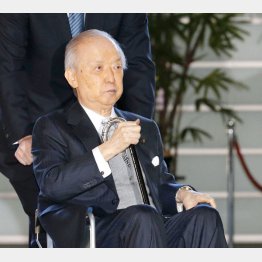 内閣制度創設130周年を記念する式典に向かう海部元首相（2015＝平成27＝年12月22日）／（Ｃ）共同通信社