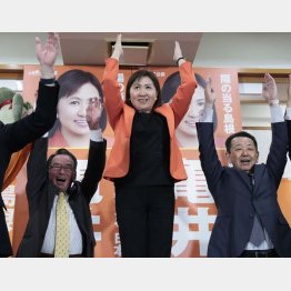 8時に決まった「岸田NO」（衆院島根1区補欠選挙、当選を決め、万歳する立憲民主党の亀井亜紀子氏＝中央）／（Ｃ）共同通信社