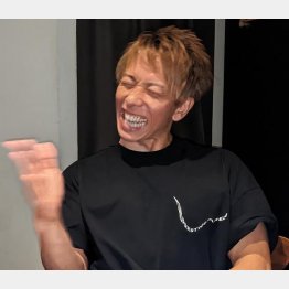 会心の笑みを浮かべるしみけん氏（本人提供）