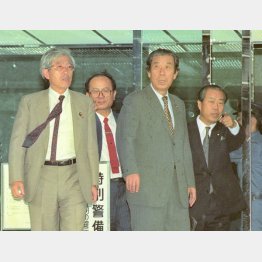 東京地検に入る高沢寅男氏（前列右）、角田義一（同左）ら（Ｃ）共同通信社