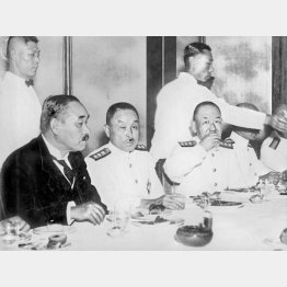 日清戦争の第38回記念日に集い祝う鈴木貫太郎侍従長（左）や海軍大将ら達＝1932（昭和7）年9月17日（日本電報通信社撮影）