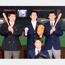 入団発表での栗山巧（後列右、同左は中村剛也）／（Ｃ）共同通信社