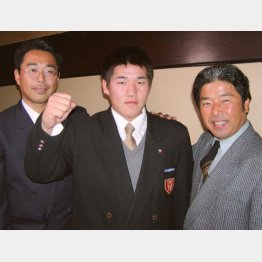 入団交渉時の中村剛也（中央）と筆者（右）、渡辺スカウト（左）／（Ｃ）共同通信社