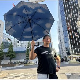 愛用している内側が青色の傘（本人提供）