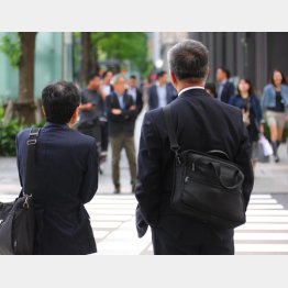 我々は、どこに向かって歩めばいいのか…（Ｃ）日刊ゲンダイ