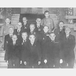 記念撮影に納まる鈴木内閣。米内海相や阿南陸相の姿も。1945（昭和20）年4月7日撮影（Ｃ）共同通信社