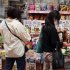 安い商品を求める消費者…（Ｃ）日刊ゲンダイ